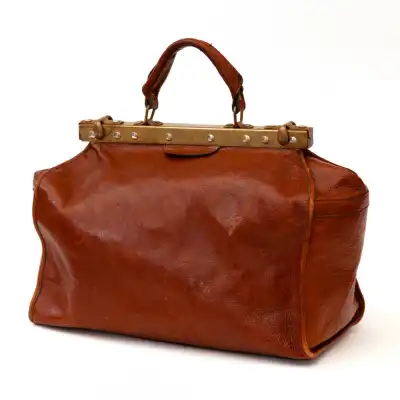 Antike Leder-Handtasche aus dem Jahr 1920