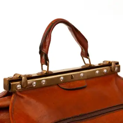 Antike Leder-Handtasche aus dem Jahr 1920