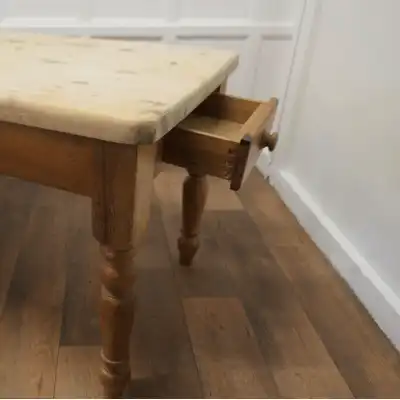 Pine Farmhouse Kitchen Table – Antiker Esstisch aus Kiefernholz von 1930