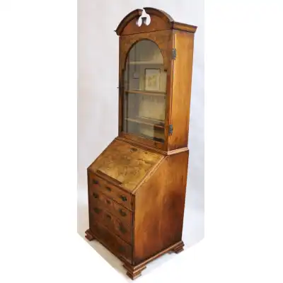 Antikes Bücherregal im Queen Anne Stil