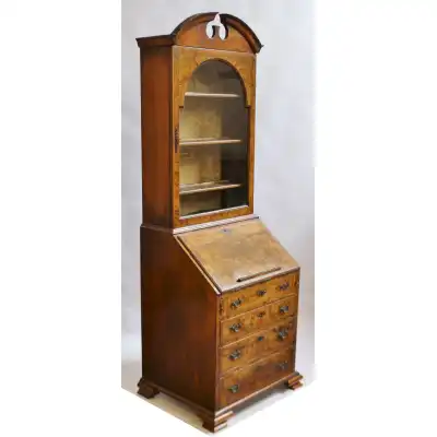 Antikes Bücherregal im Queen Anne Stil