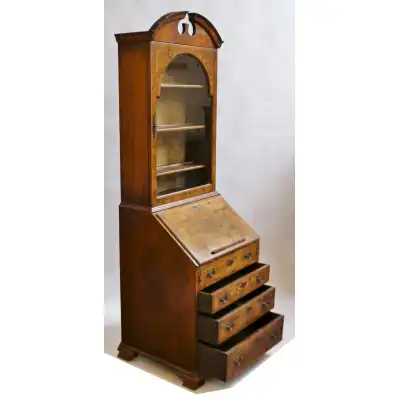 Antikes Bücherregal im Queen Anne Stil