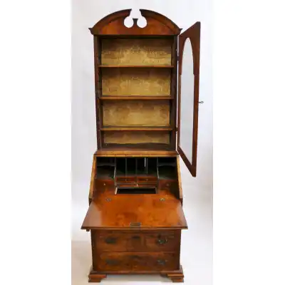 Antikes Bücherregal im Queen Anne Stil