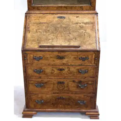 Antikes Bücherregal im Queen Anne Stil