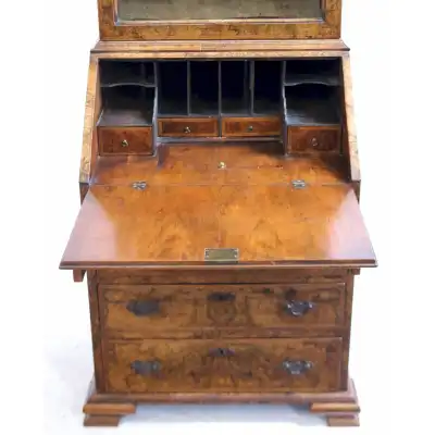 Antikes Bücherregal im Queen Anne Stil