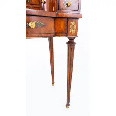 Ein Eleganter Schreibtisch aus den 1920er Jahren