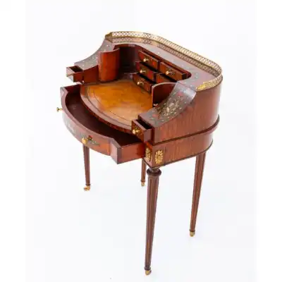 Ein Eleganter Schreibtisch aus den 1920er Jahren