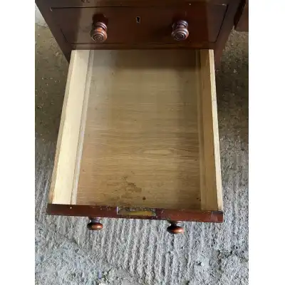 Antiker Schreibtisch aus massivmahagoni