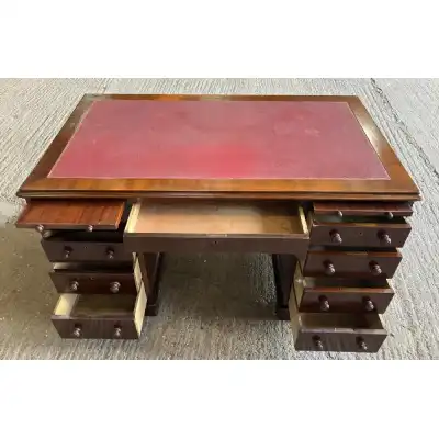Antiker Schreibtisch aus massivmahagoni