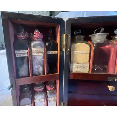 Antikes Medizinschränkchen aus Mahagoni