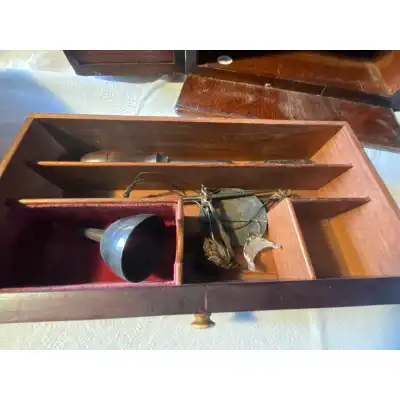 Antikes Medizinschränkchen aus Mahagoni