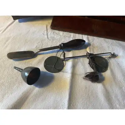 Antikes Medizinschränkchen aus Mahagoni