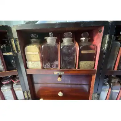 Antikes Medizinschränkchen aus Mahagoni