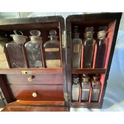 Antikes Medizinschränkchen aus Mahagoni