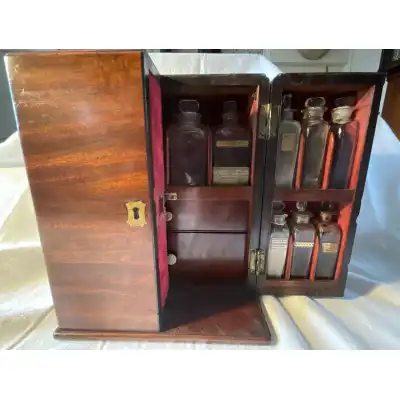 Antikes Medizinschränkchen aus Mahagoni