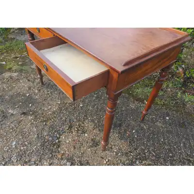 Antiker Schreibtisch aus Mahagoni