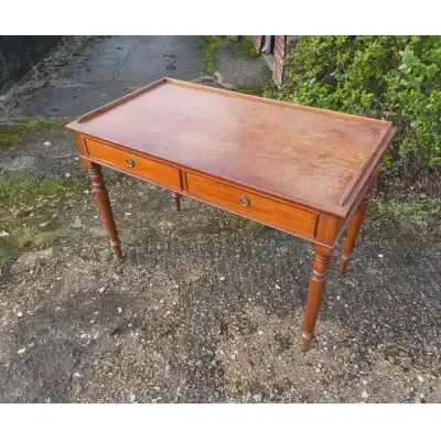 Antiker Schreibtisch aus Mahagoni