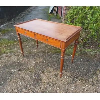 Antiker Schreibtisch aus Mahagoni