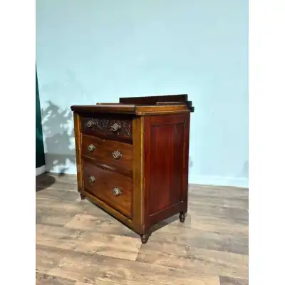 Antike Kommode aus Eiche