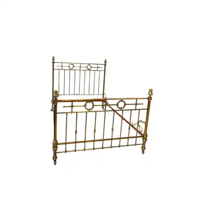 Doppelbett im klassischen Design