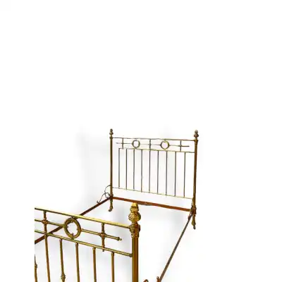 Doppelbett im klassischen Design