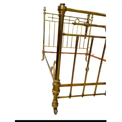 Doppelbett im klassischen Design