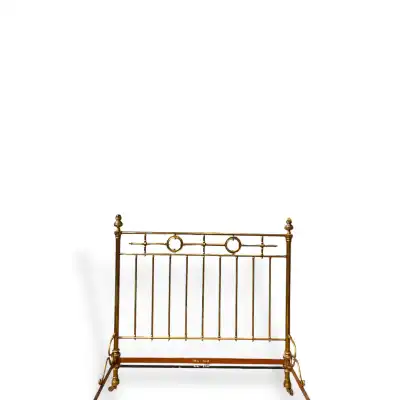 Doppelbett im klassischen Design