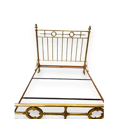 Doppelbett im klassischen Design