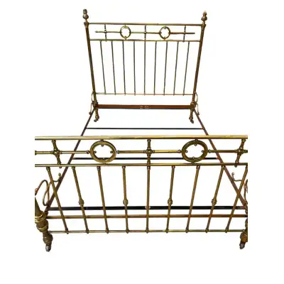 Doppelbett im klassischen Design