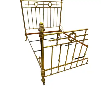 Doppelbett im klassischen Design