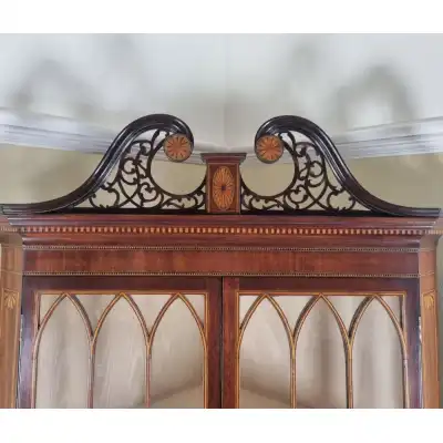 Antiker Eckvitrinenschrank