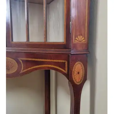 Antiker Eckvitrinenschrank