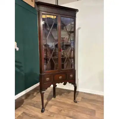 Antiker Eckvitrinenschrank