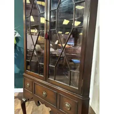 Antiker Eckvitrinenschrank