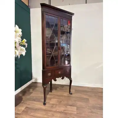 Antiker Eckvitrinenschrank