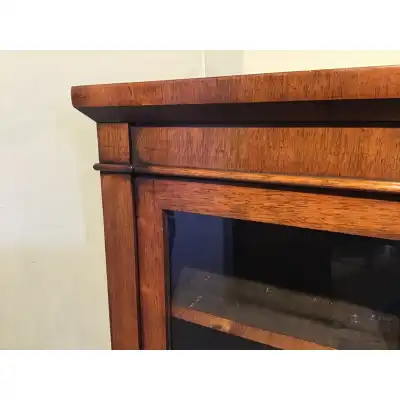 Antikes Bücherregal mit Glastüren