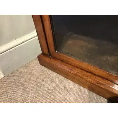 Antikes Bücherregal mit Glastüren