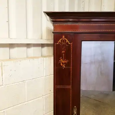 Antiker Kleiderschrank aus Mahagoni