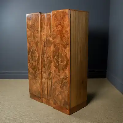 Antiker Kleiderschrank 