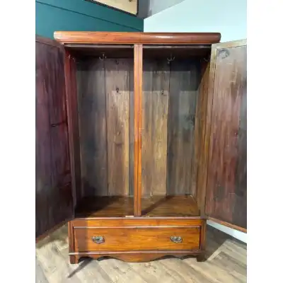 Antiker Kleiderschrank 