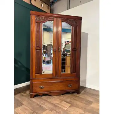 Antiker Kleiderschrank 