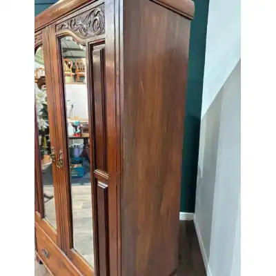 Antiker Kleiderschrank 