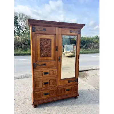 Antiker Eich-Kleiderschrank