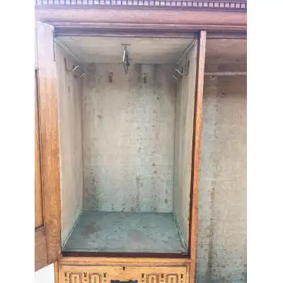 Antiker Eich-Kleiderschrank