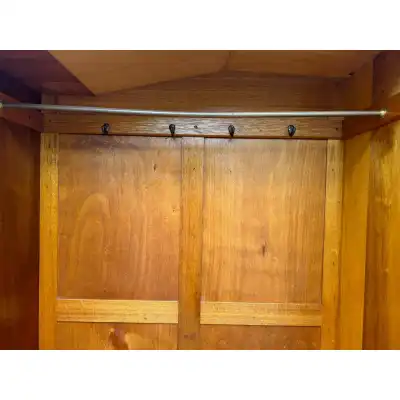 Antiker Kleiderschrank mit Spiegel