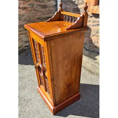 Walnuss-Schrank Antik