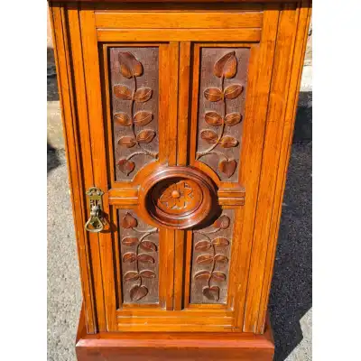 Walnuss-Schrank Antik