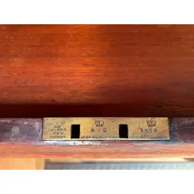 Antiker Schreibtisch aus Mahagoni