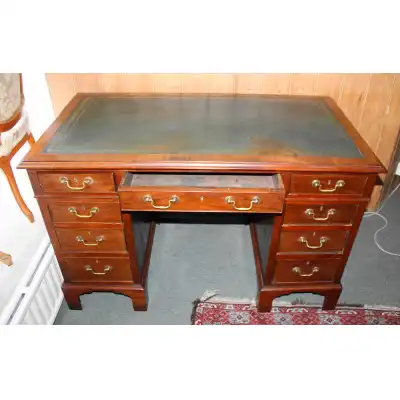 Antiker Schreibtisch aus Mahagoni