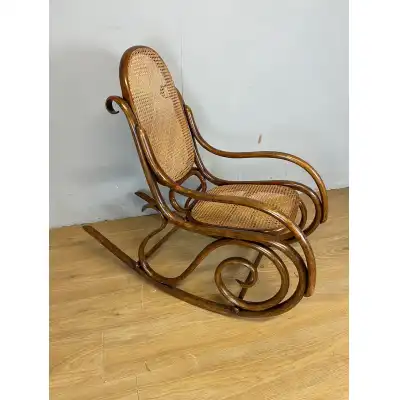 Antiker Schaukelstuhl aus Schichtholz